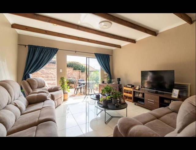 3 BEDROOM TOWNHOUSE FOR SALE IN GLENVISTA